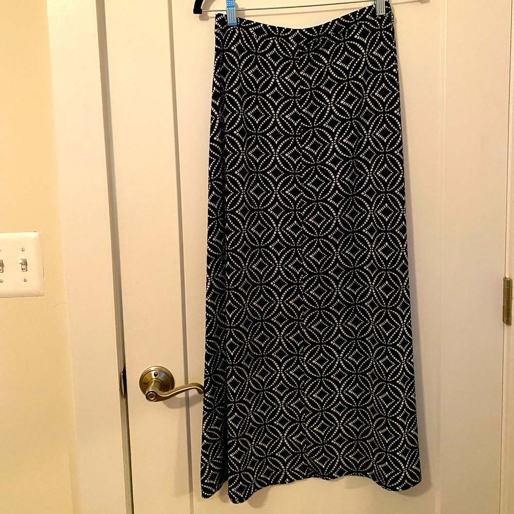 Super condition!  Dark navy blue and white maxi skirt. Dress Barn Sz Sm P.